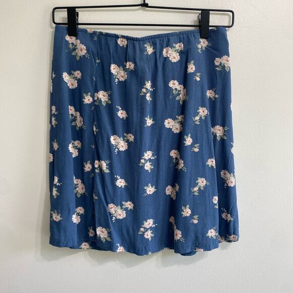 American Eagle Floral Mini Skirt - Size Small - Trendy & Chic - Picture 1 of 9